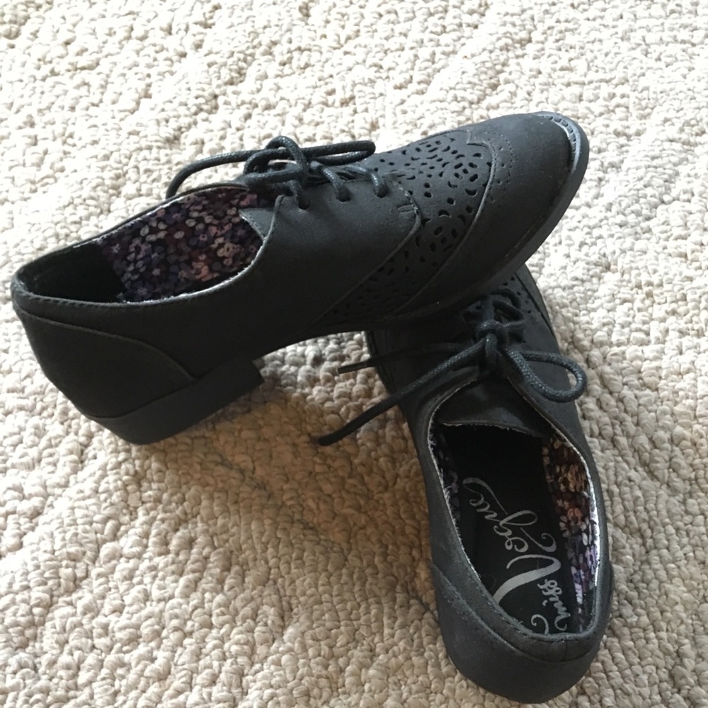 Girls Black Closed Toe Shoes